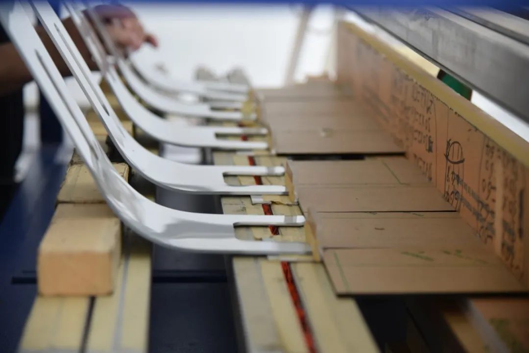 亞克力是怎樣“凹造型”的呢？帶你去看看亞克力熱彎工藝！