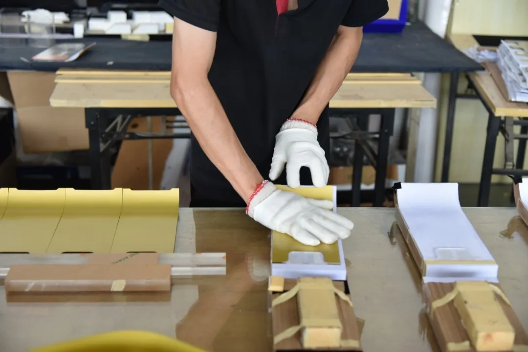 亞克力是怎樣“凹造型”的呢？帶你去看看亞克力熱彎工藝！