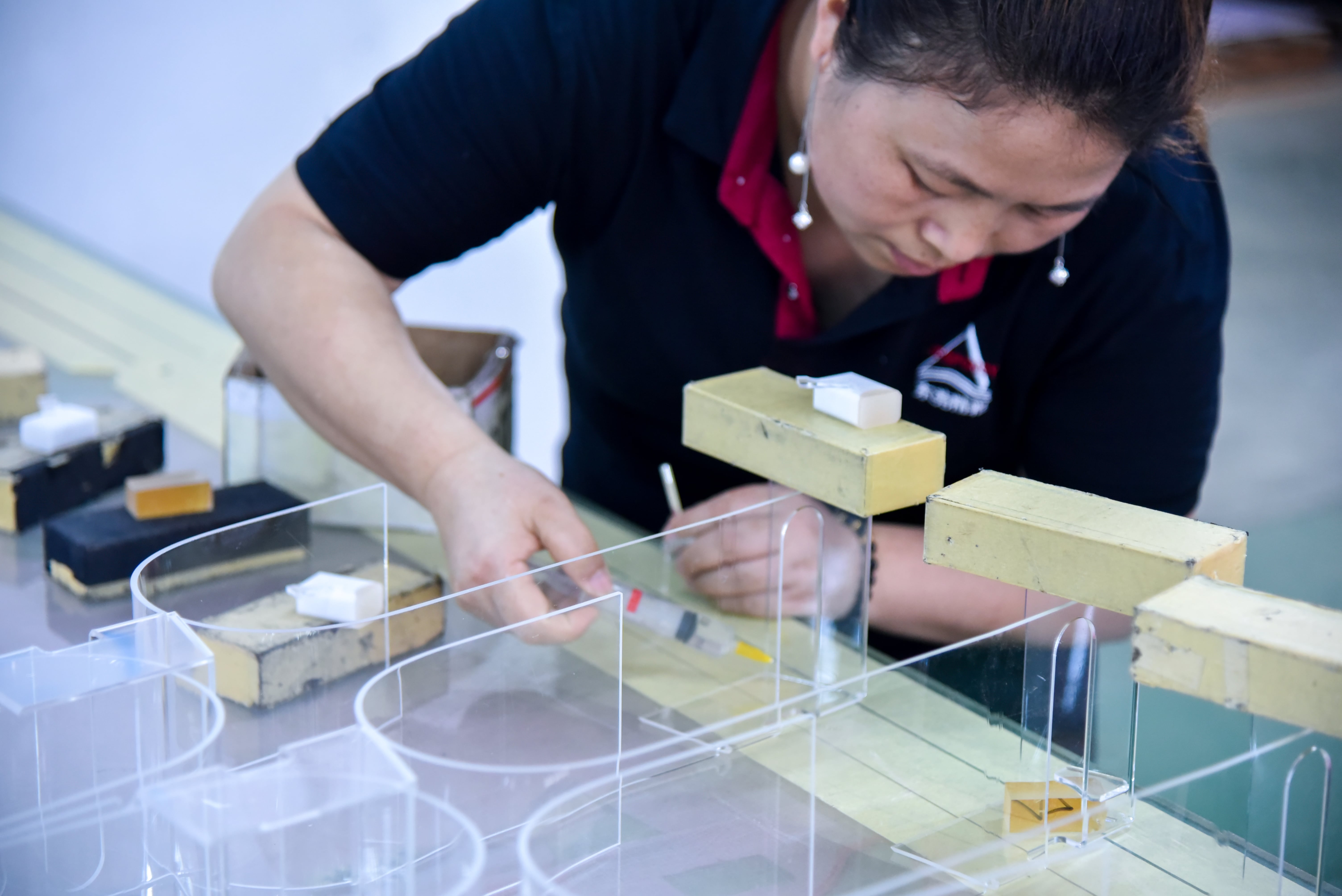 知道了這些，你就了解了亞克力展示架的粘貼問題