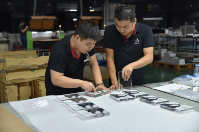 為什么定制亞克力展示架不便宜？以下都是原因